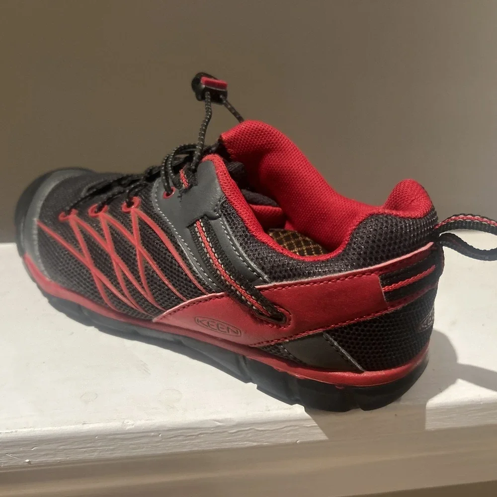 Women's KEEN lace-up sneakers black & red contour arch tennis shoes US size 6
